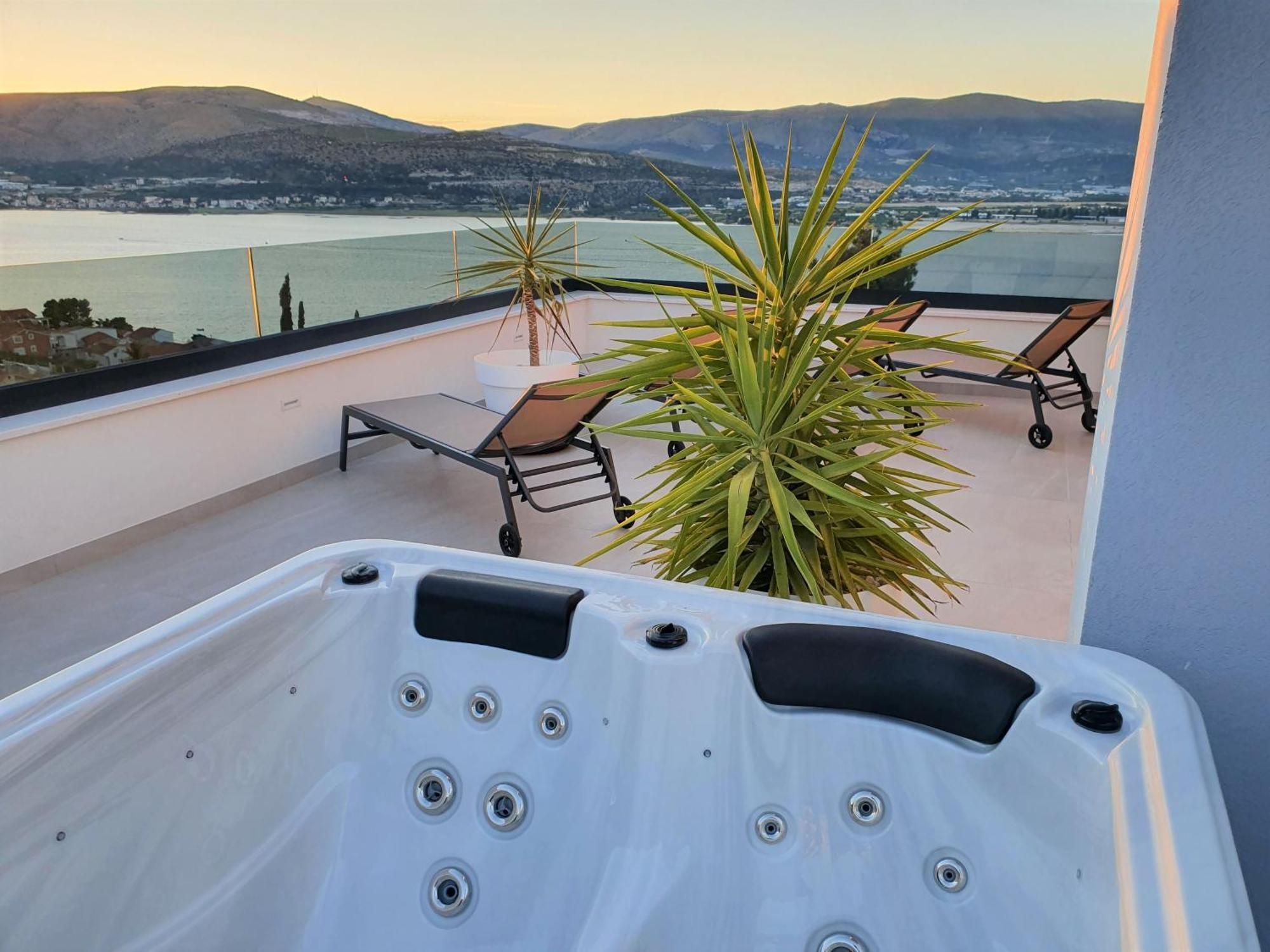 Luxury Sun Stone Heated Pool & Whirlpool Vila
