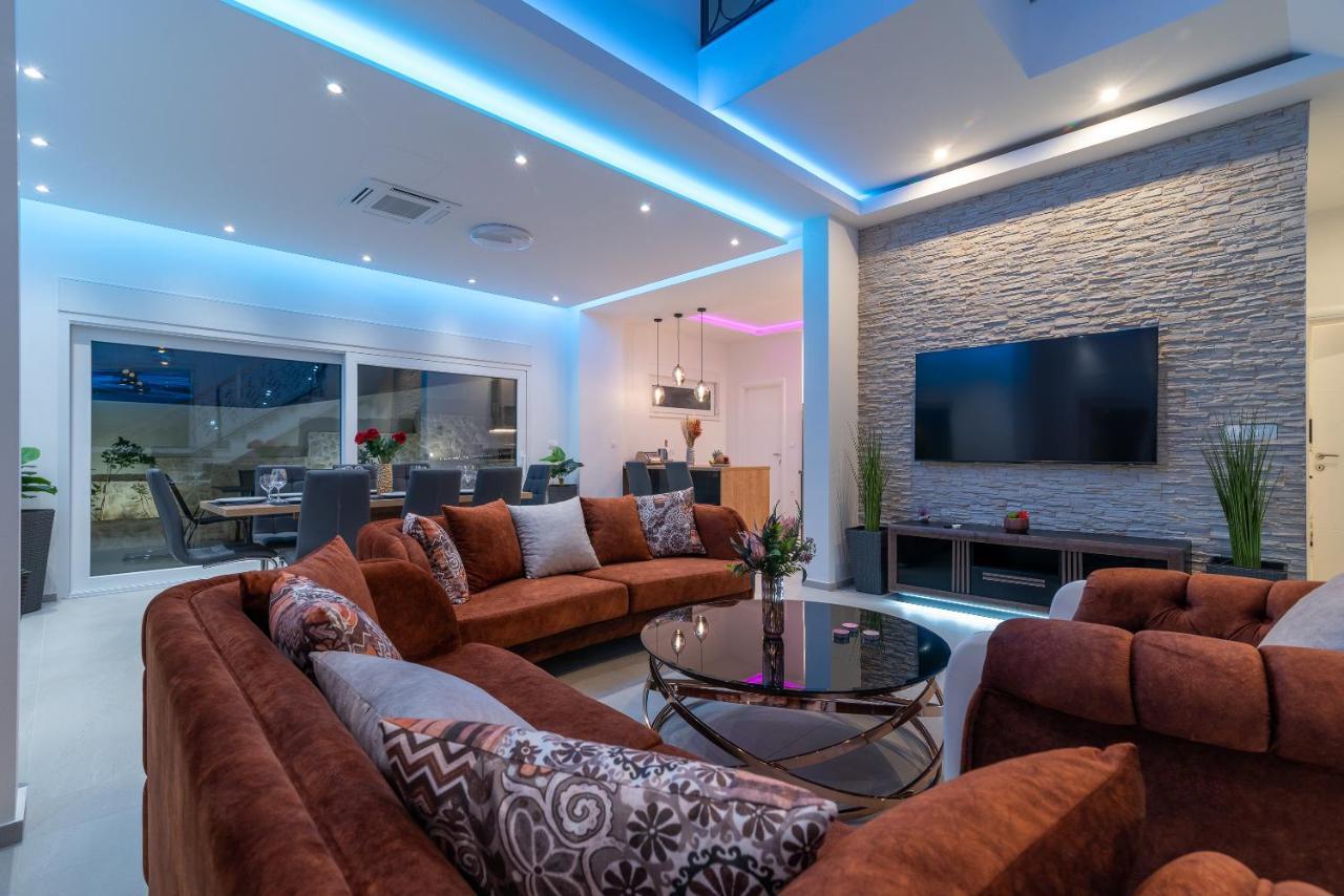 Luxury Sun Stone Heated Pool & Whirlpool