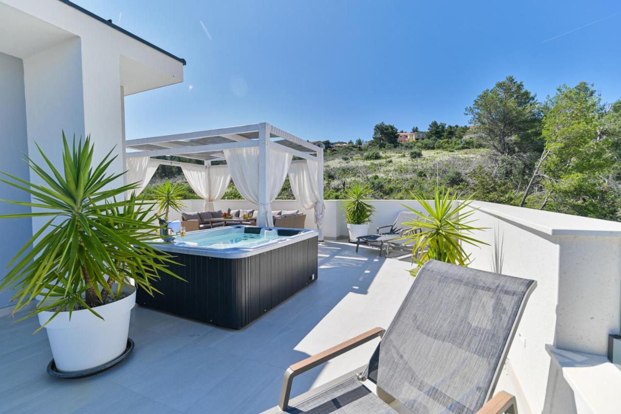 Luxury Sun Stone Heated Pool & Whirlpool Vila Trogir